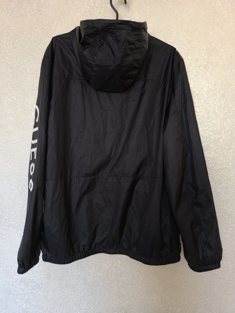 Легка куртка вітровка Guess p.XL