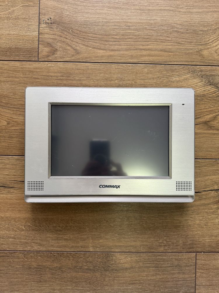 Сенсорный видеодомофон на 4 камеры Commax CDV-1020AQ