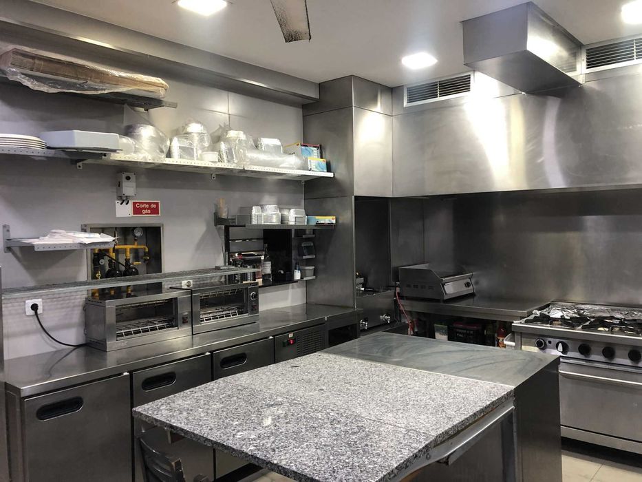 Café/Restauração totalmente equipado e mobilado.