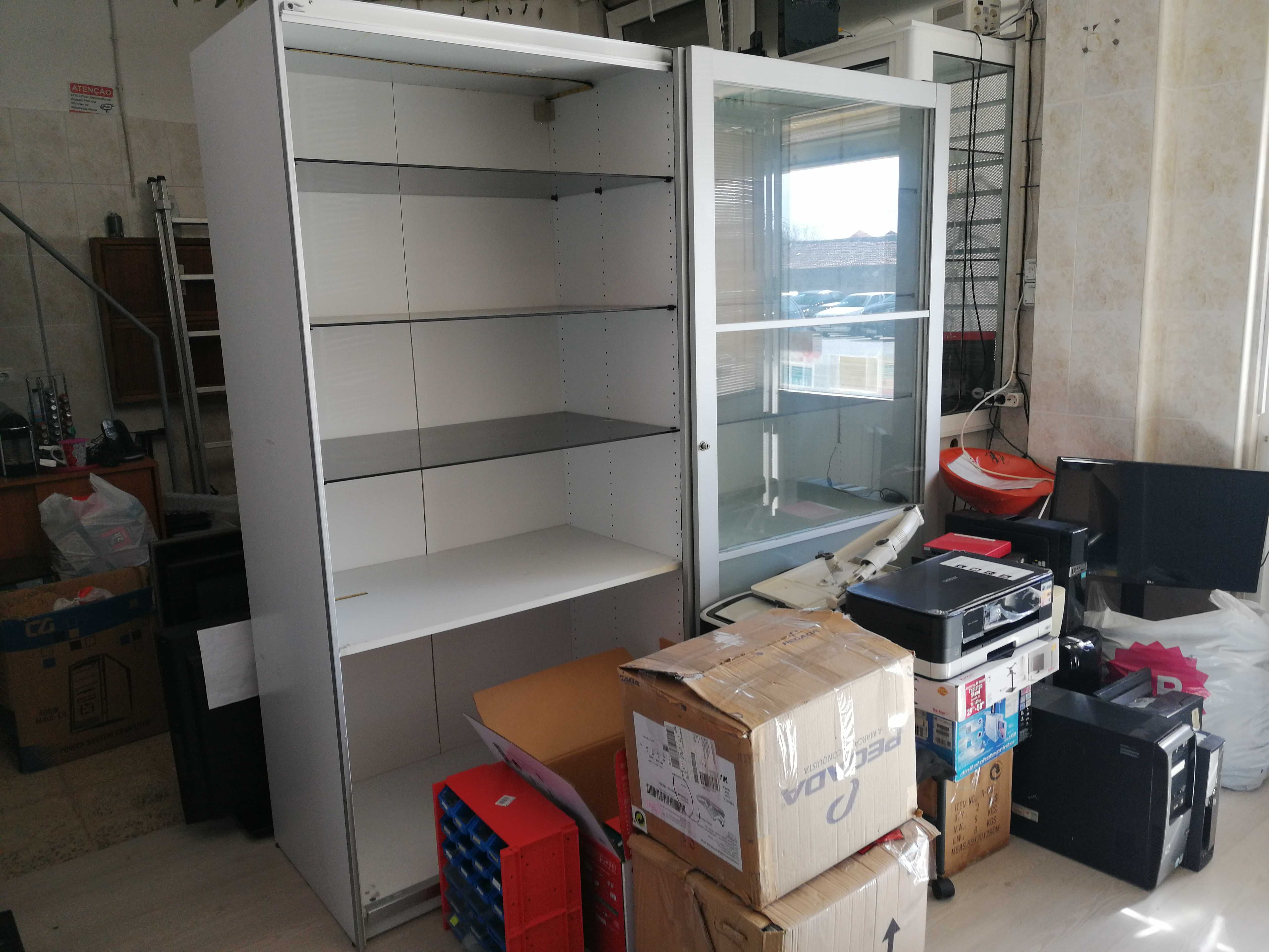Roupeiro IKEA branco com 2 portas transparentes deslizantes