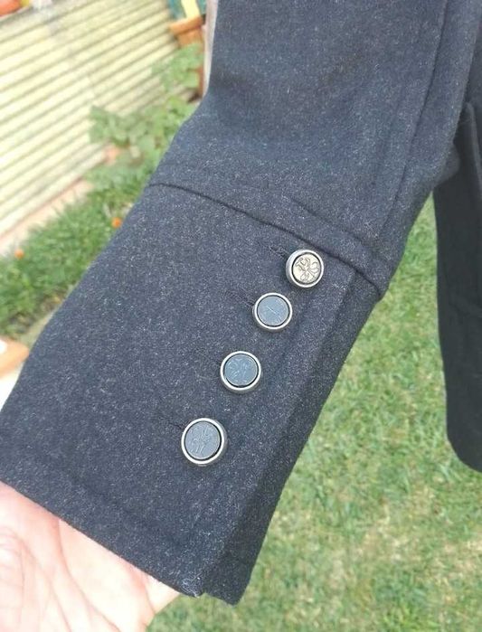 Casaco preto em fazenda