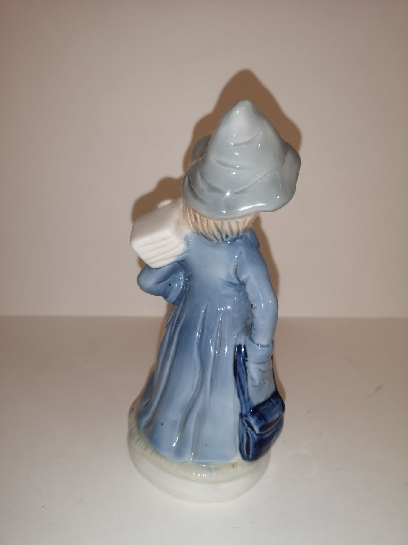 Porcelanowa figurka chłopca z tobołkiem