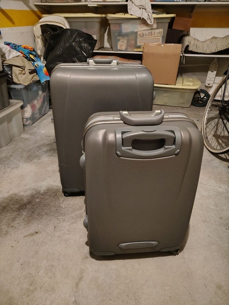 Malas de viagem  cinzentas