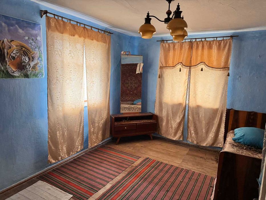 Частина будинку з ділянкою