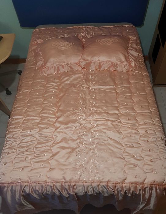 Edredom com 2 almofadas (em cetim)