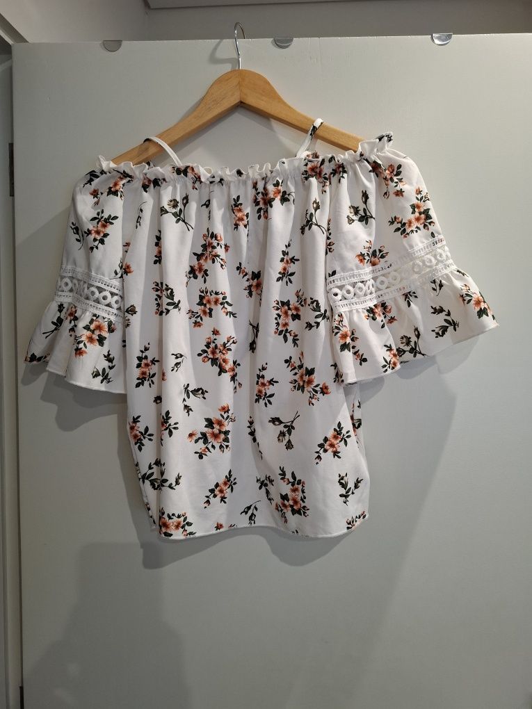 Top com alças e manga abaixo do ombro