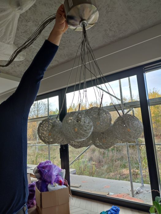 Stalowa lampa z ledowymi żarówkami