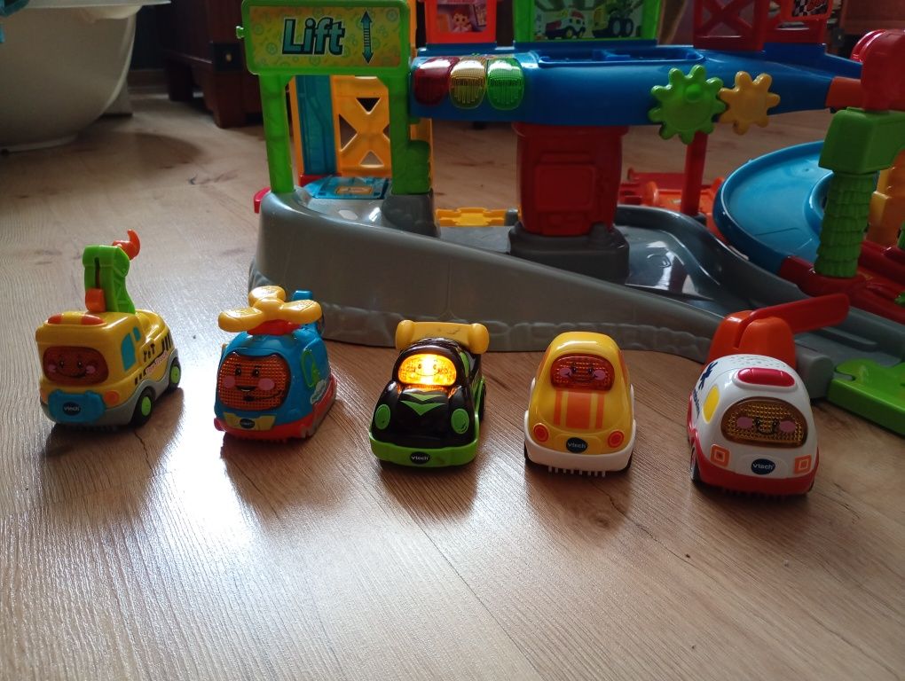Vtech garaż tory rampy autka tut tut