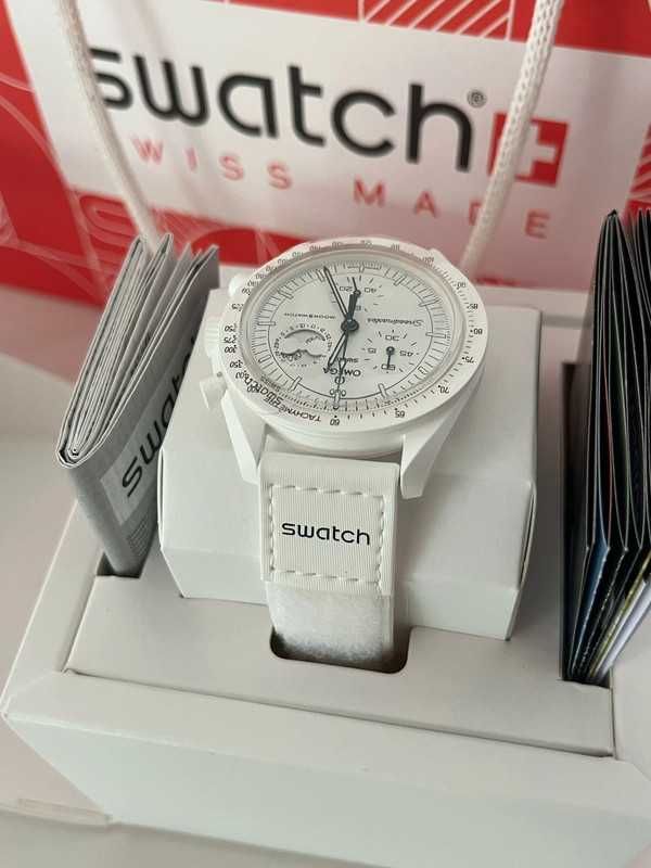 SO33W700 Omega x Swatch Snoopy：Biały Zegarek z Snoopym