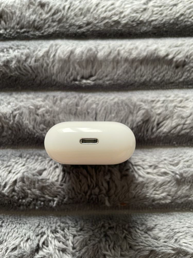 Навушники Apple AirPods 2 with Charging Case
