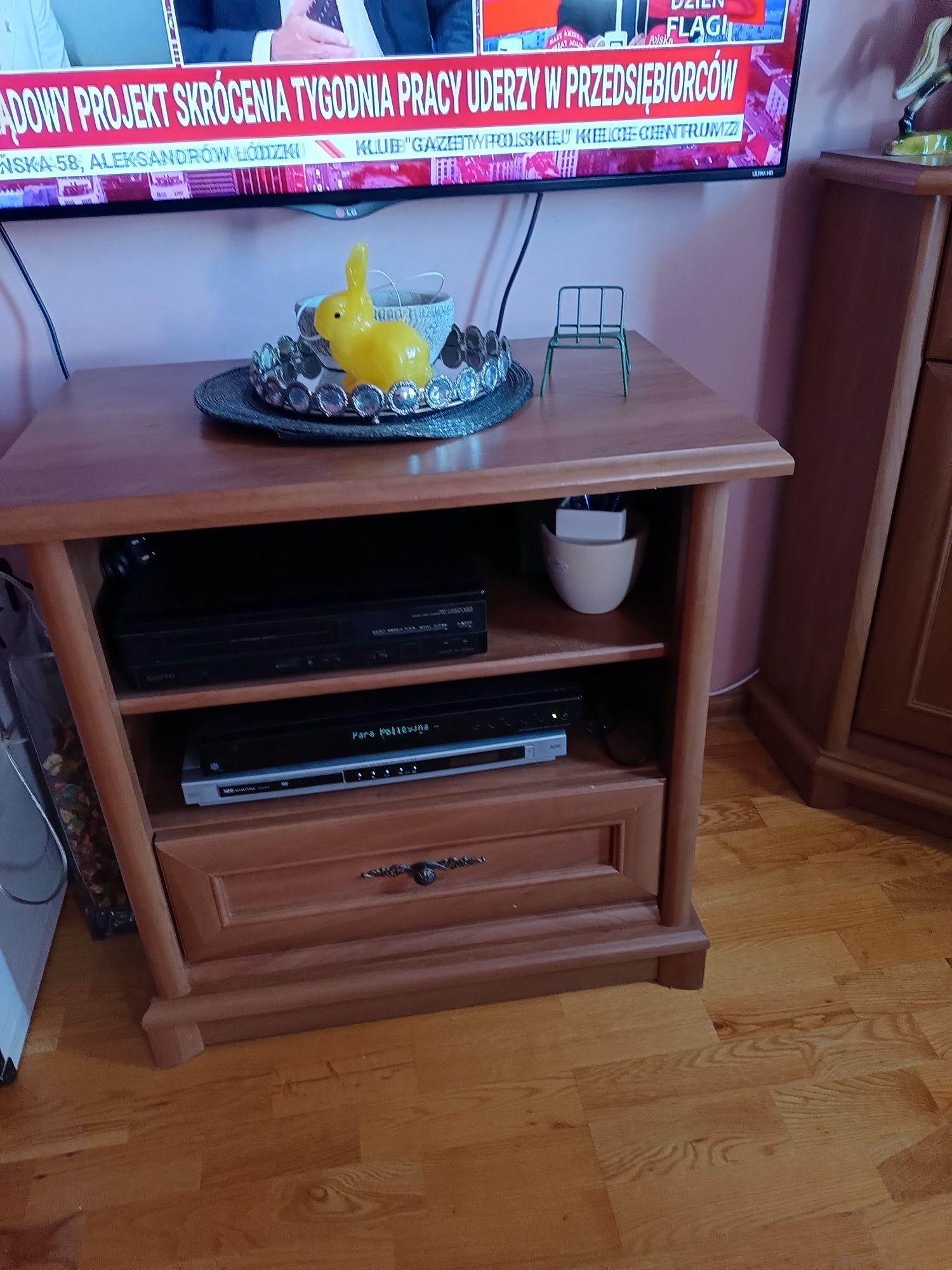 Kent- szafka pod TV w kolorze jabłoni.