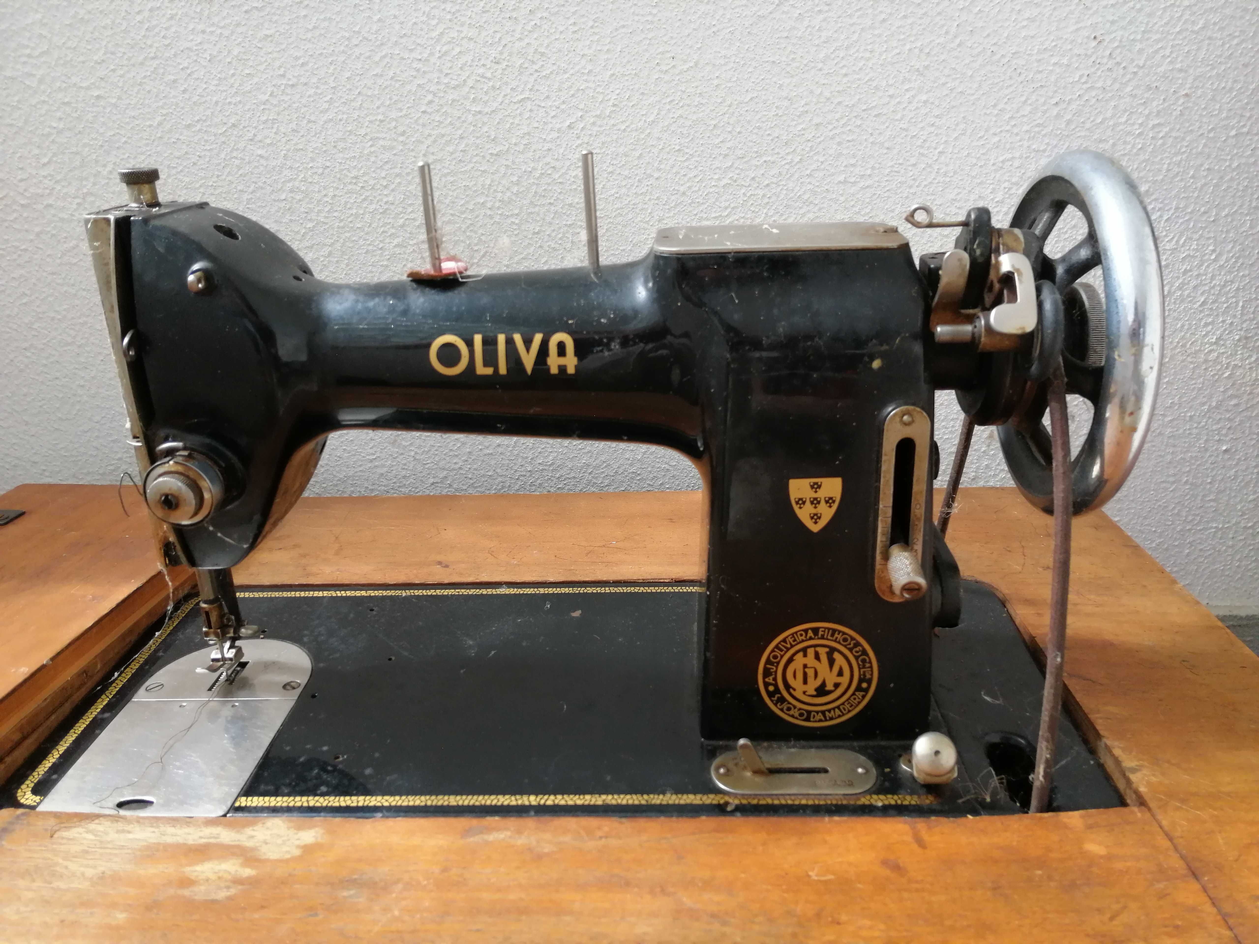 Máquina antiga de costura OLIVA