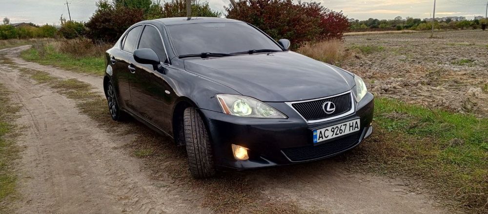 Продам Lexus is 220