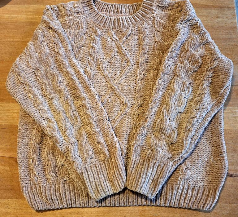 Beżowy dziewczęcy sweterek