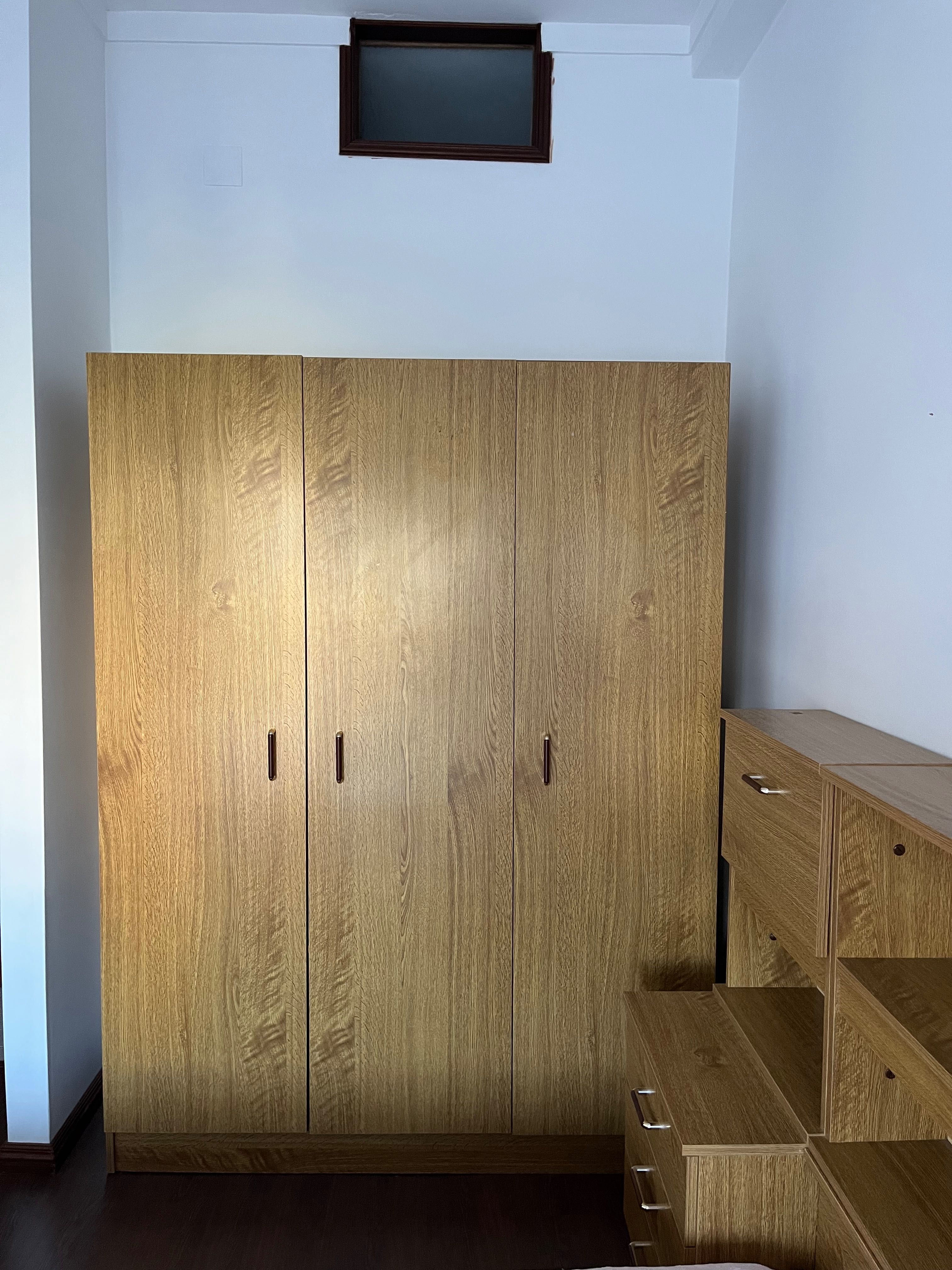 Quarto completo em madeira clara