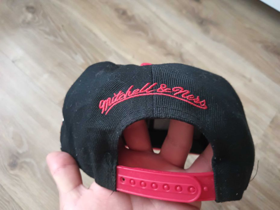 Czapka Mitchell & Ness Chicago Bulls NBA – czarna z czerwonym daszkiem