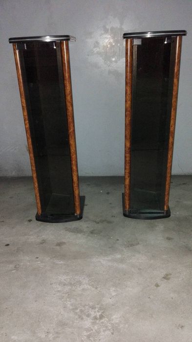 Vendo móvel para TV e aparelhos vários mais duas colunas para Cds