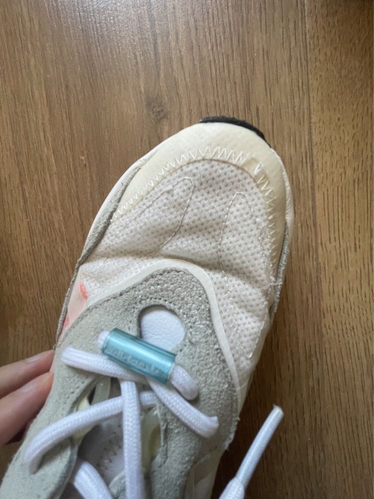 Кросівки жіночі Adidas в хорошому стані, 39 р