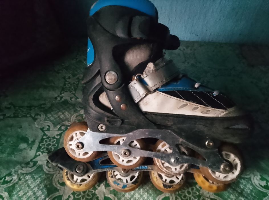 Коньки детские продам.