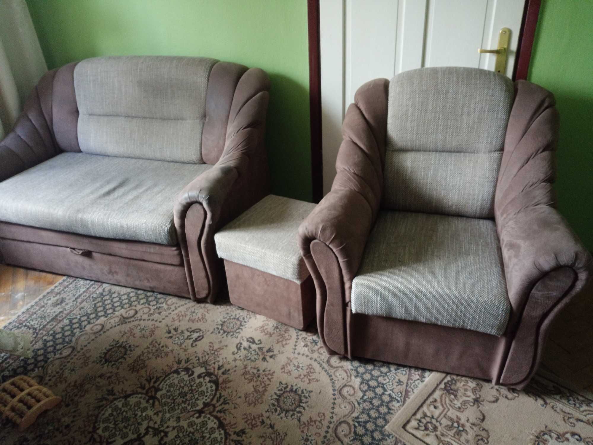 Sofa rozkładana dwuosobowa,dwa fotele,dwie pufy