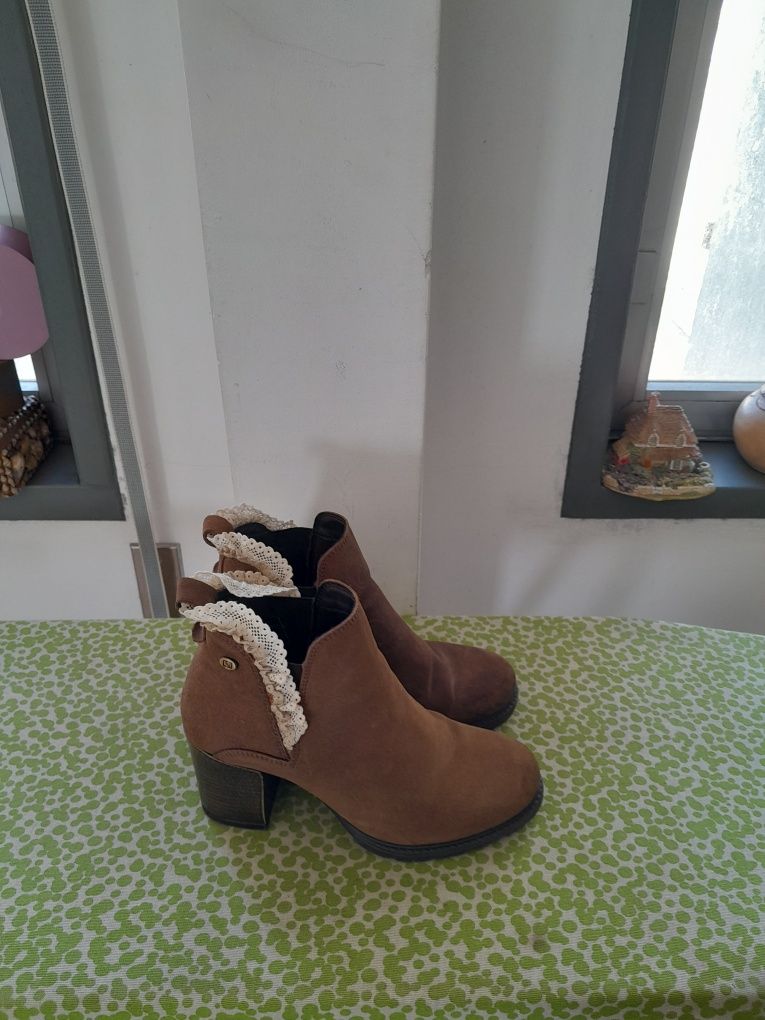 Vendo Botas de Senhora muito bonitas como novas