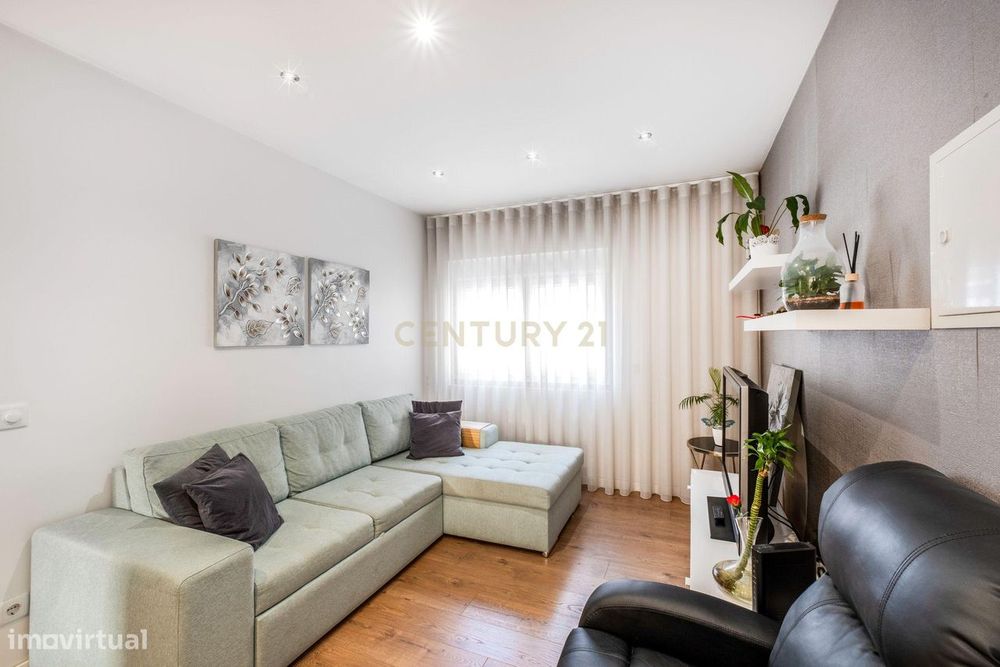 T2 moderno com terraço no centro de Queluz