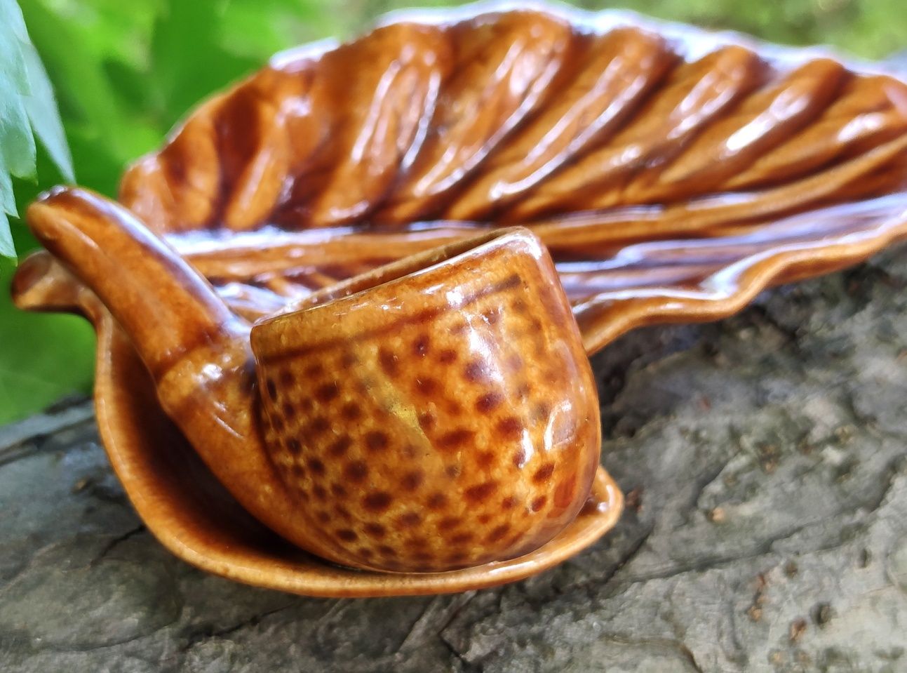 Popielniczka ceramiczna liść z fajka. Szkliwiona prl