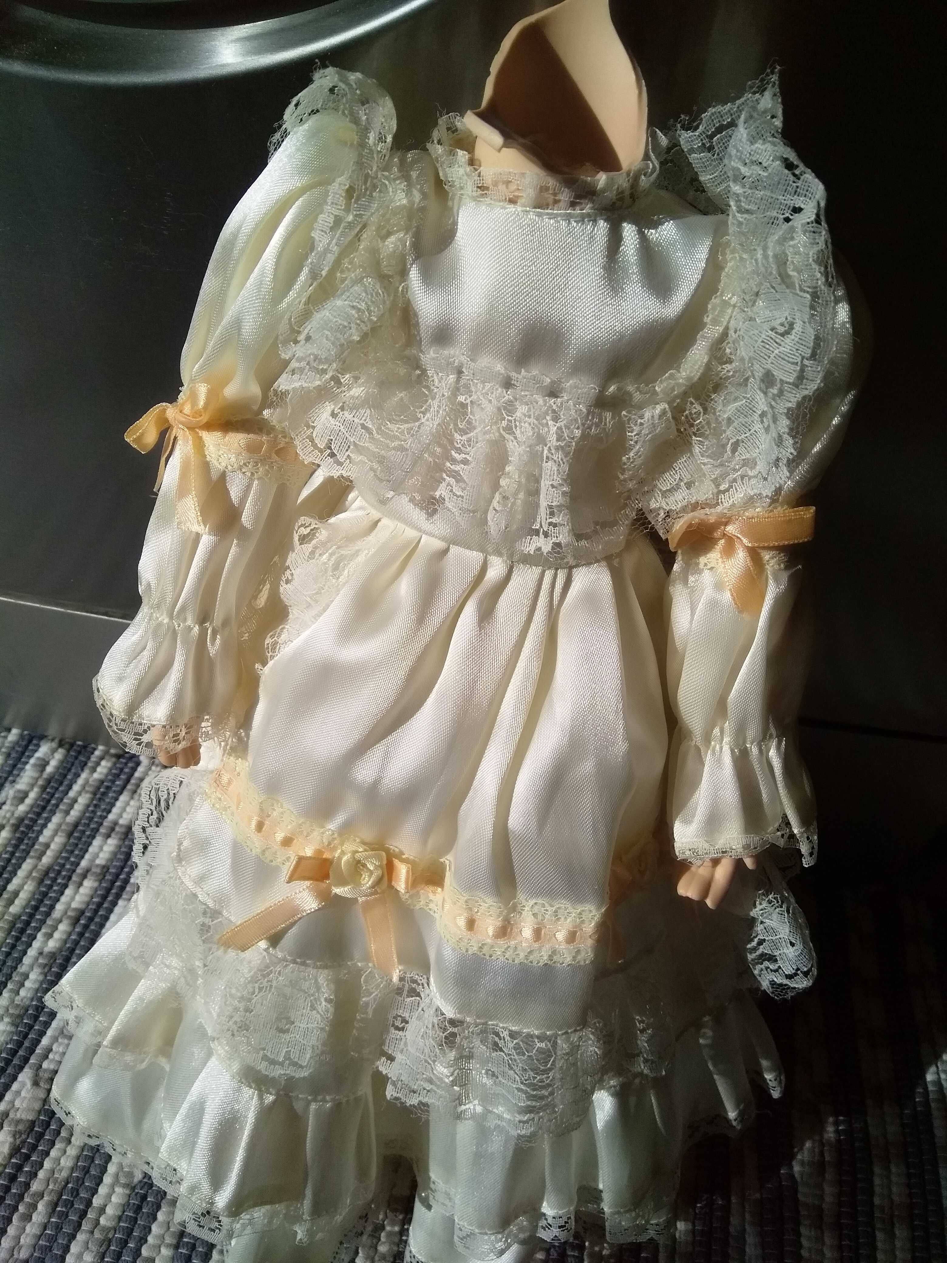 Boneca de porcelana com peças e vestido para outras