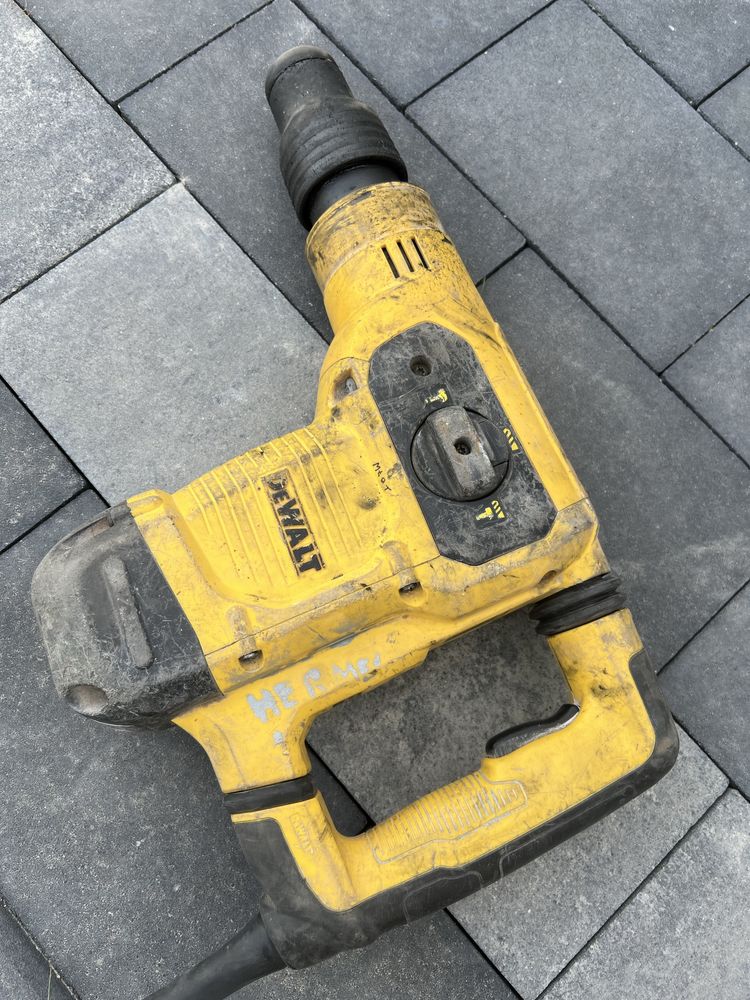 Młot wyburzeniowy dewalt