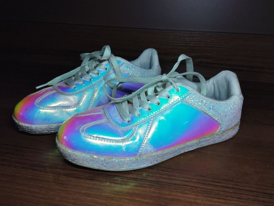 Сріблясті кросівки з голографічним ефектом
