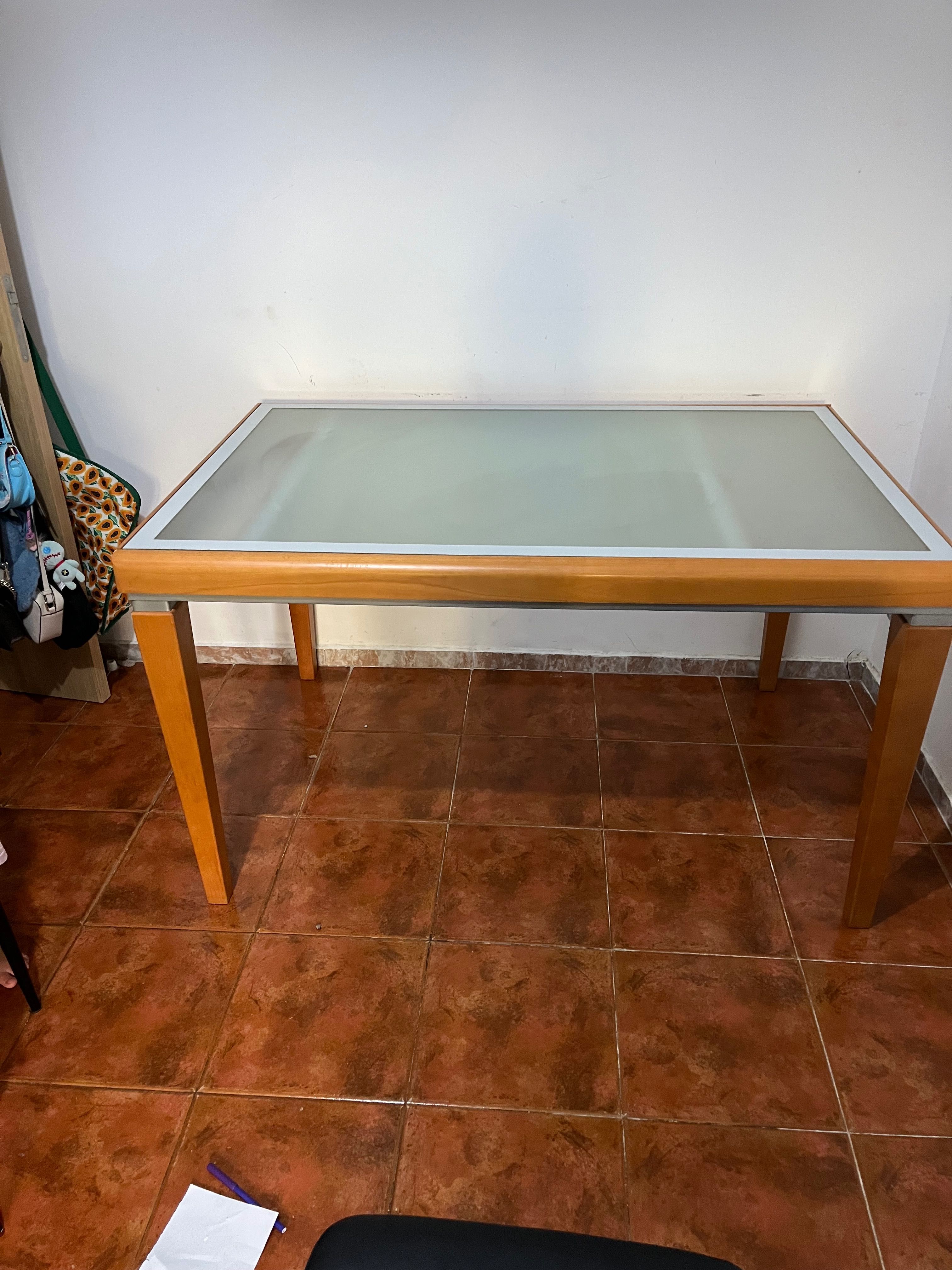 Vendo mesa de madeira com vidro
