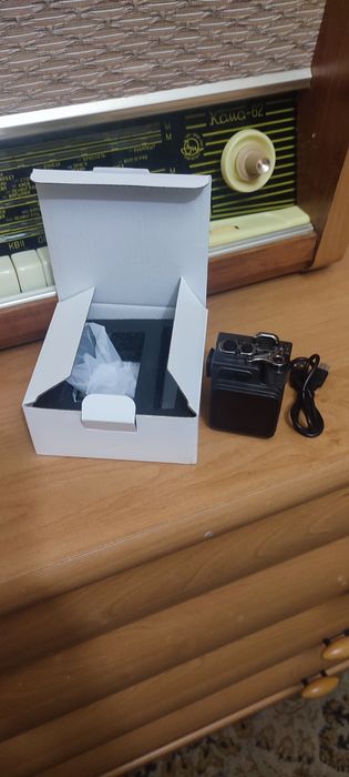 Мини блютуз колонка с сенсорным экраном.