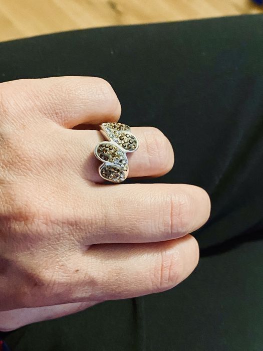 Piersionek srebrny z ozdobnymi kamieniami Swarovski