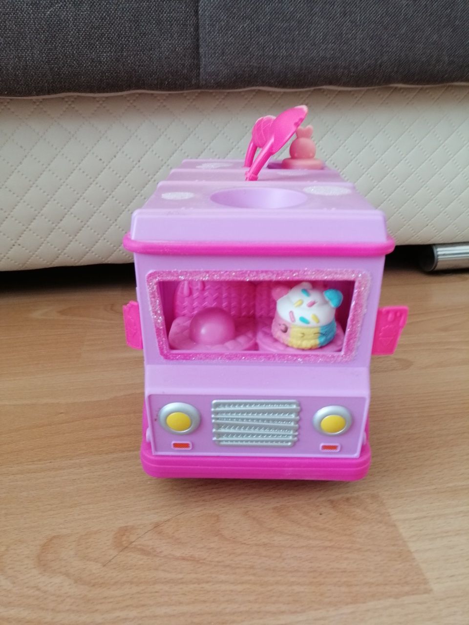 Autobus num noms do robienia błyszczyków