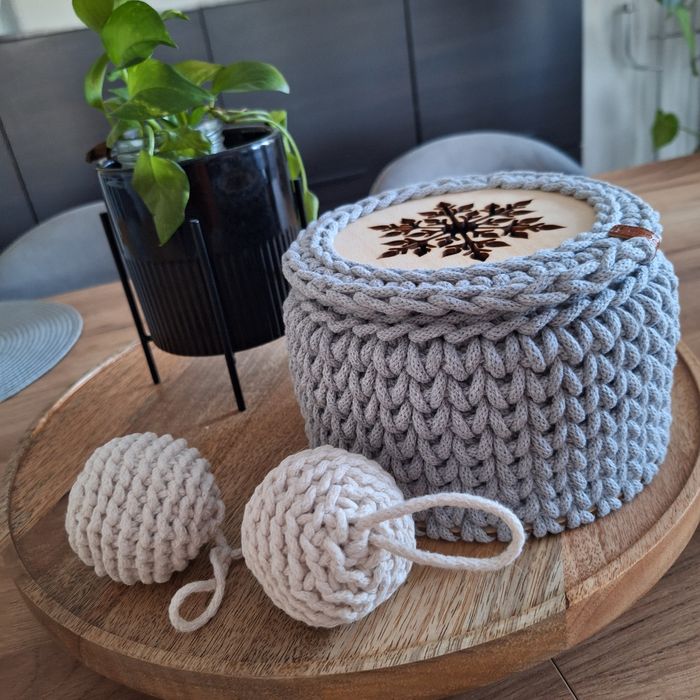 Koszyczek z motywem świątecznym.