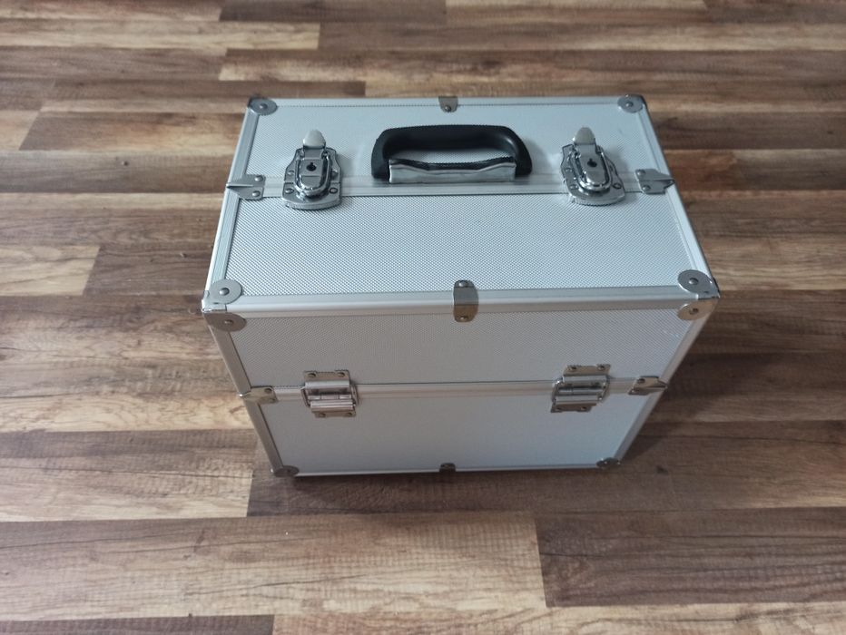 Skrzynka narzedziowa / kufetrk na kosmetyki