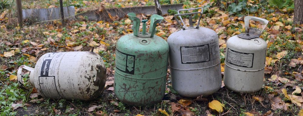 Пусті балони з фреону.