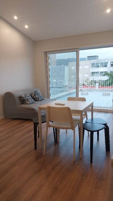 Apartamento T2 com terraço. Para arrendamento.