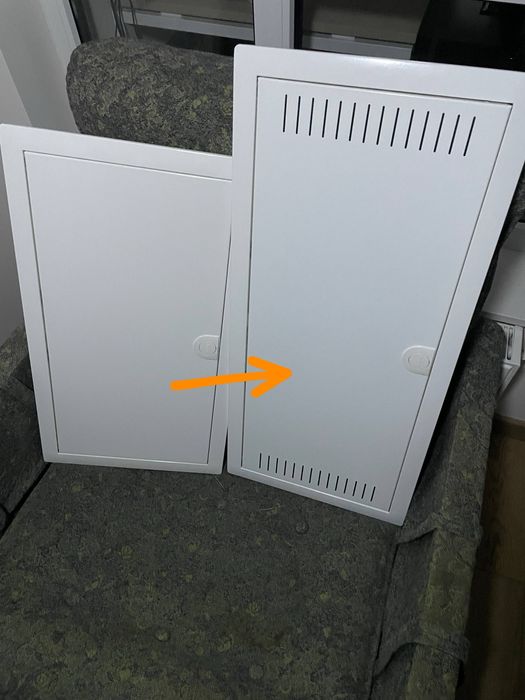 Hager Volta, Двері з рамкою з вентиляційними прорізами, 75.5×35 см