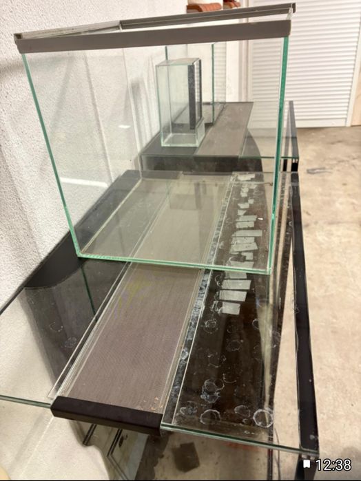 różne terraria i akwarium