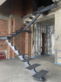 Сходи в дім на другий поверх, металеві сходи, каркас сходів виготовлен