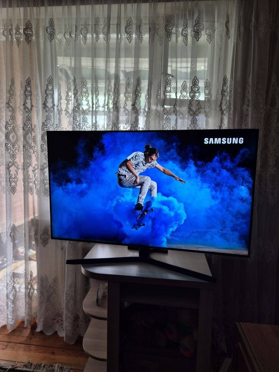 SAMSUNG 50" Crystal 4K UHD HDR10 Wi-Fi Smart Tv.