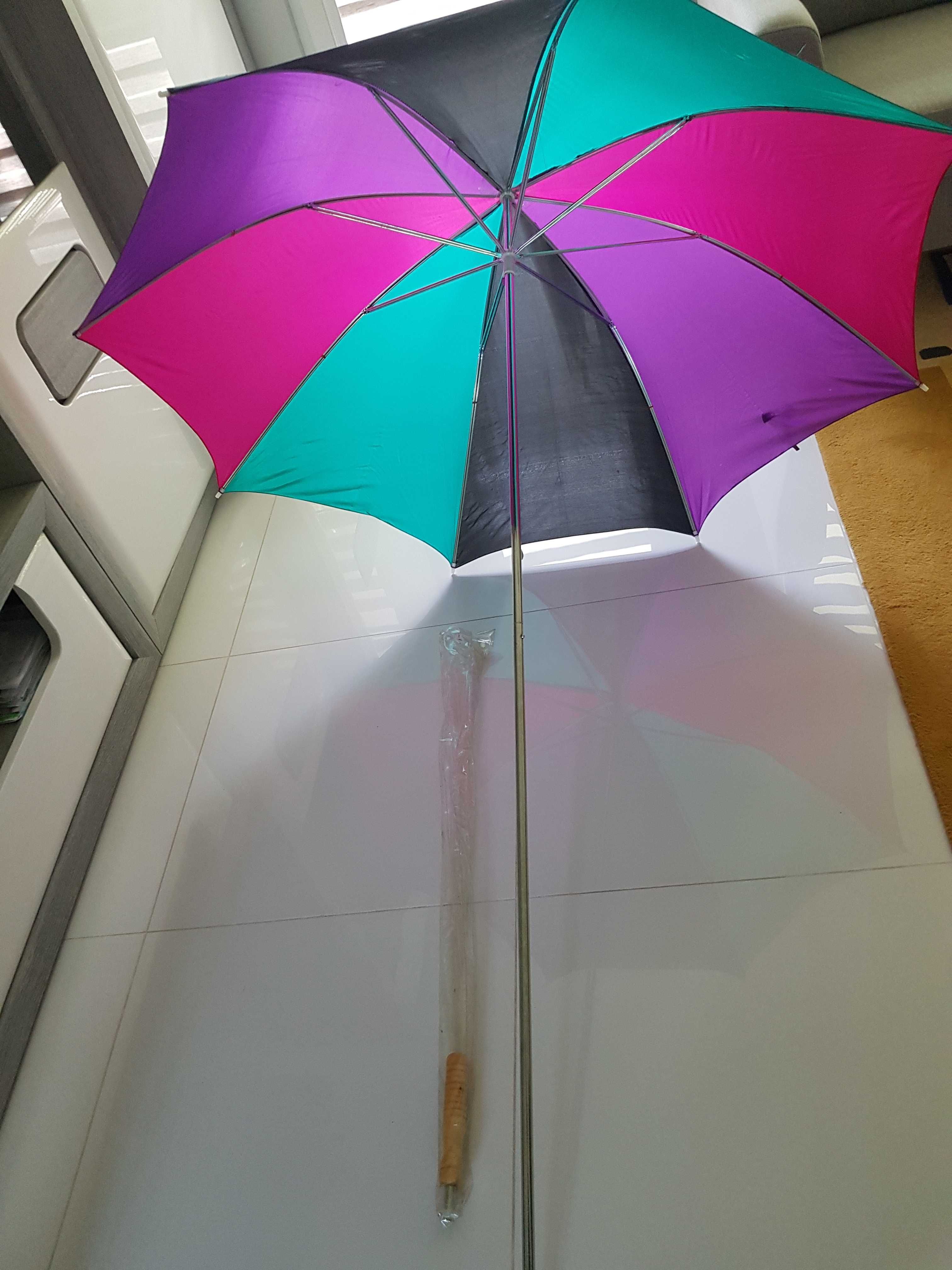 Parasol przeciwsłoneczny i przeciwdeszczowy w jednym.