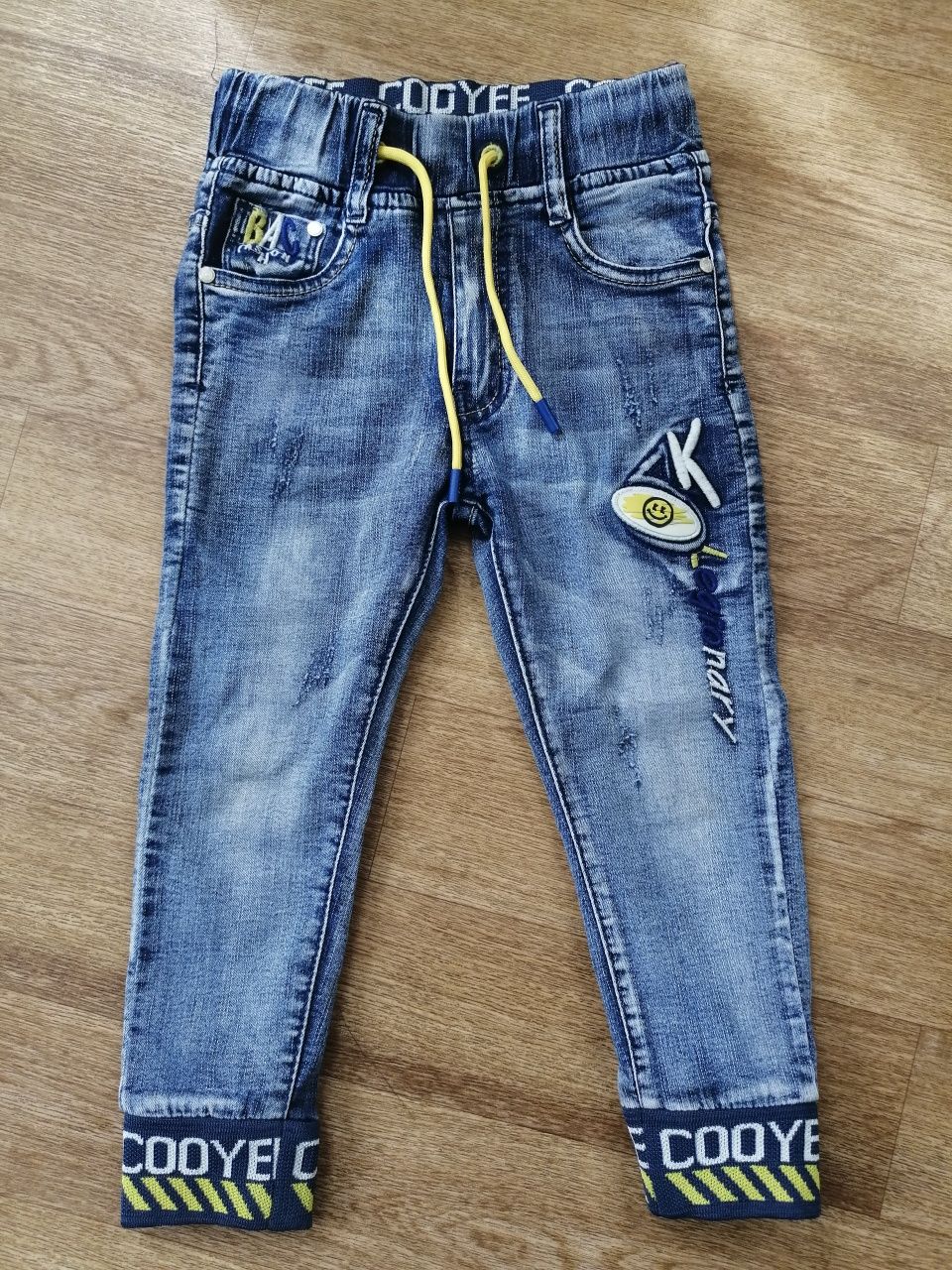 Продам джинсы для мальчика р. 104-110