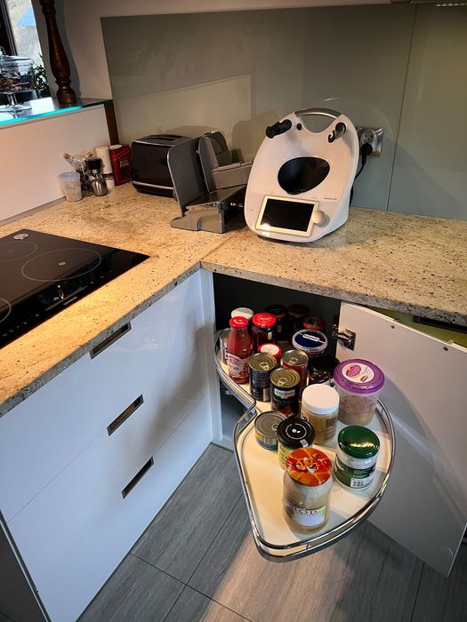 Meble kuchenne, z kamiennymi blatami, białe lakierowane, okucia Blum