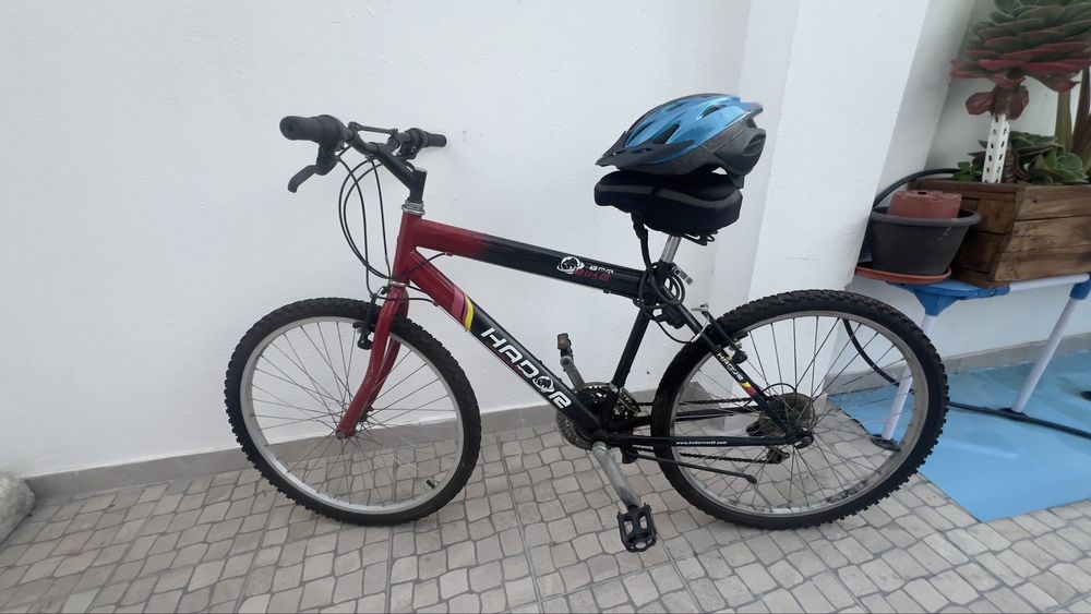 Bicicleta Vermelha usada + capacete