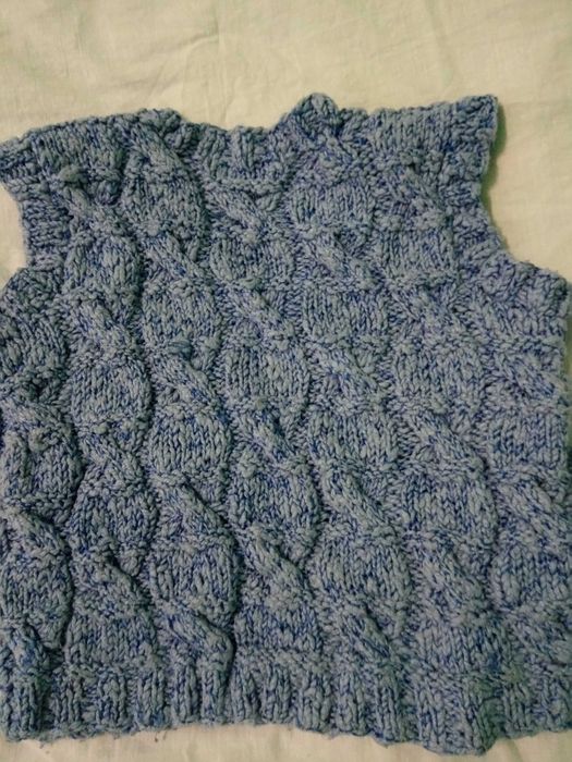Тепла в`язана жилетка для дівчинки