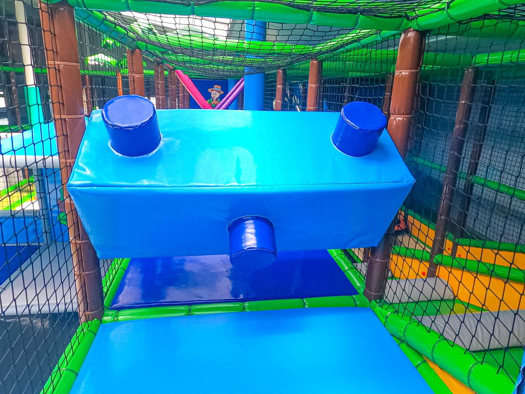 sala zabaw park trampolin park rozrywki kulki zjeżdżalnia małpi gaj