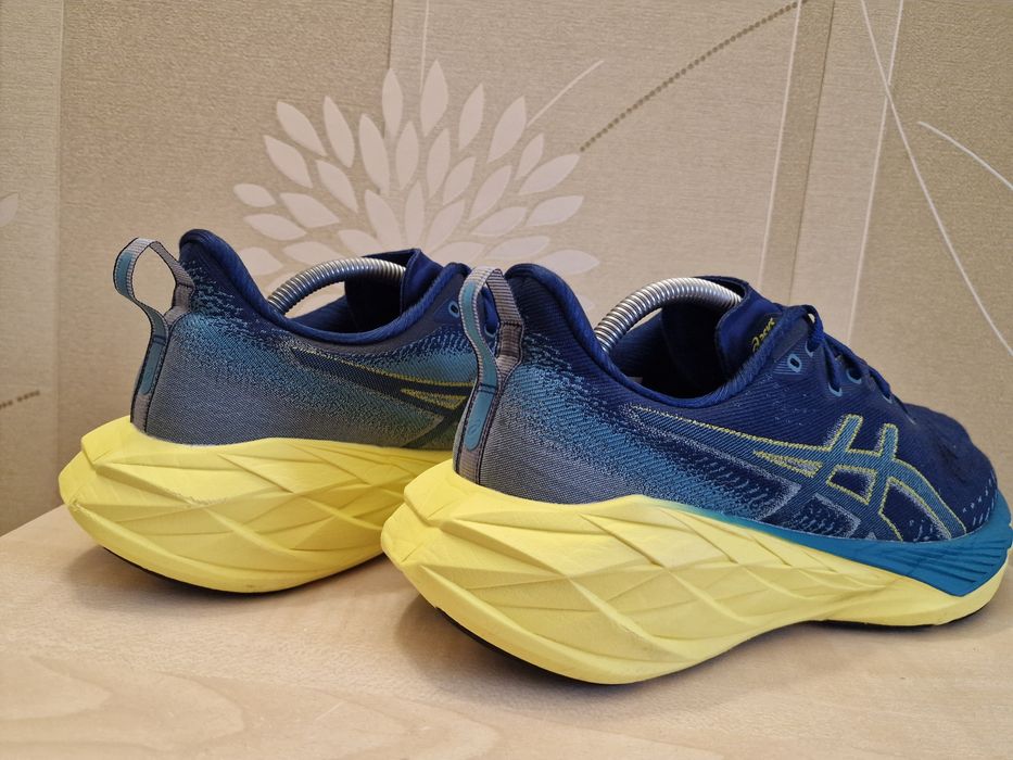Чоловічі кросівки Asics Novablast 4 розмір 44