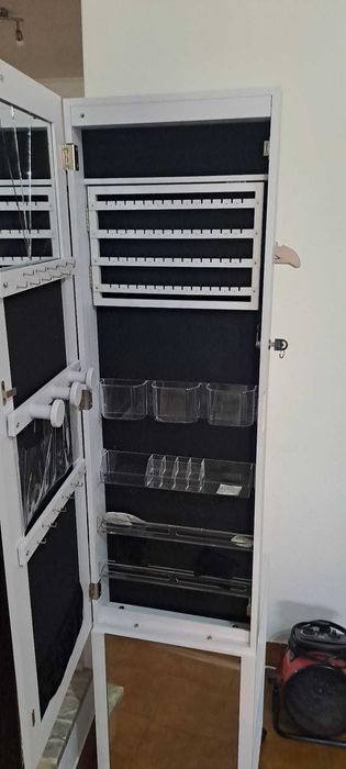 Espelho vertical com joalheiro